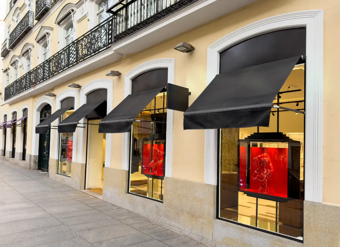 Façade vitrine de magasin en aluminium sur mesure à Hérouville-Saint-Clair